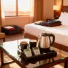 Adler AD 1354 Hotelliveekeetja roostevabast terasest 1,2 L + kandik tassidega must, teras