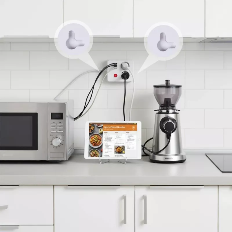Pistikupesadega pikendusjuhe MACLEAN MCE387 W — 2 pistikupesa, 3×USB A, 110–240V, 2500W, 1,5 m kaabel, valge