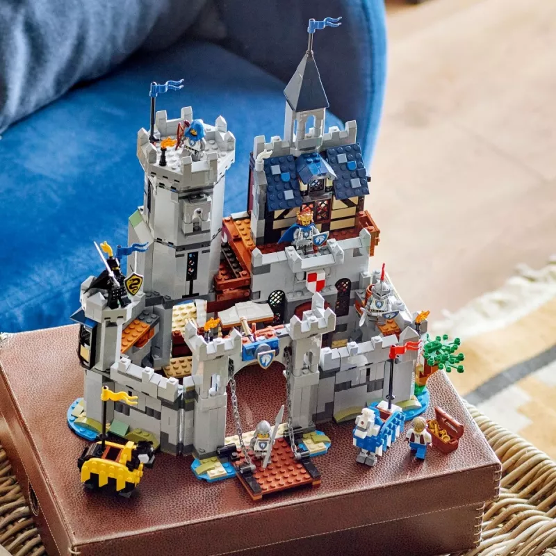 Ehitusmänguasi LEGO Creator 3-in-1 keskaegse rüütli lossi komplekt 31168 — 1371 tükki, 6 minifiguuri, vanusele 9+