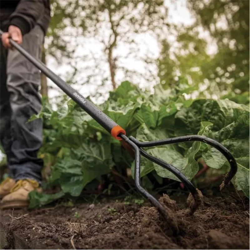 Fiskars kultivaator Solid Must käsikultivaator