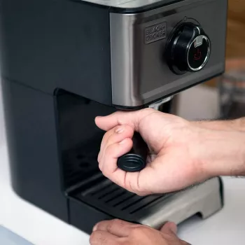 Espressomasin Must & Decker BXCO1200E — 1200 W, 15 bar, 1,2 L veepaak, 2 tassi, sisseehitatud piimavahustaja, tööpinnale, hõbedane