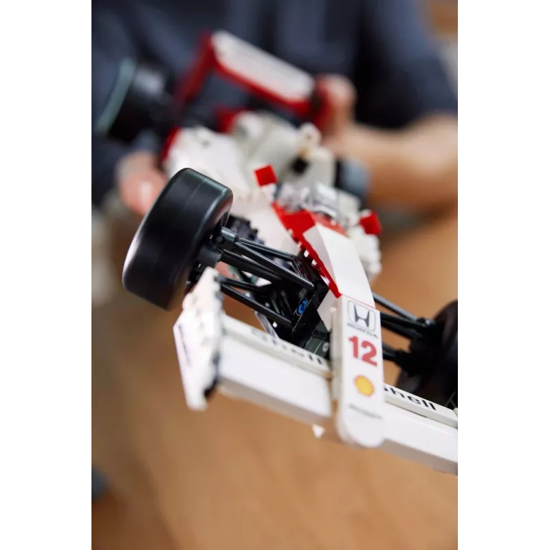 LEGO komplekt McLaren MP4/4 Ayrton Senna 10330 — LEGO ICONS mudelauto väljapanek
