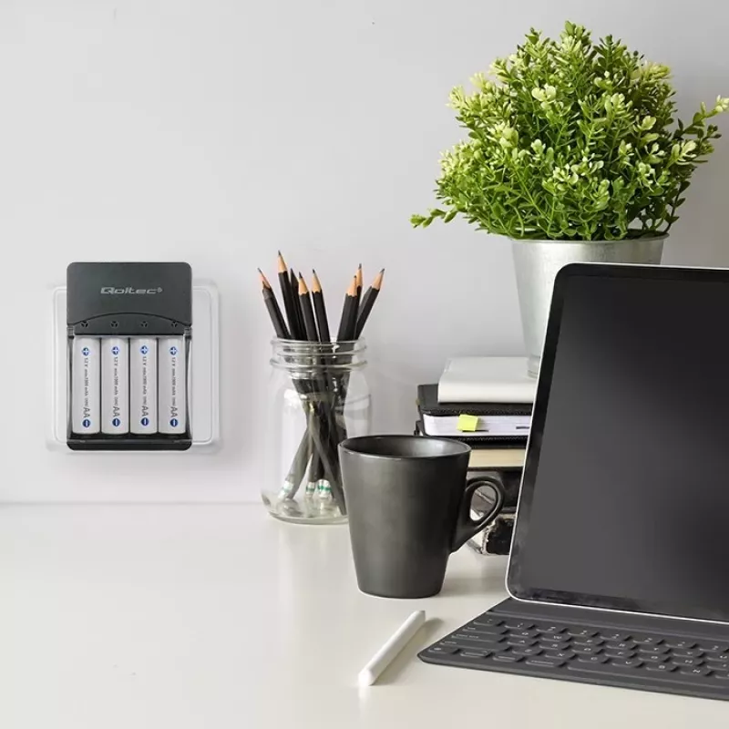 Akulaadija QOLTEC 50653 Ni‑MH AAA (R03) ja AA (R6) akudele, 220–240 V sisend, 1,2 V väljund