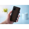 Kaitseümbris Samsung Galaxy S20+ jaoks — mees ja puit — eebenmust