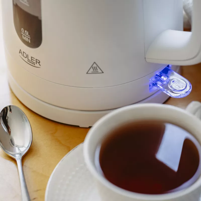 Elektriline veekeetja Adler AD 1379w — 1,7 l, kuni 2200 W, valge, 360° pööratav alus, polüpropüleen