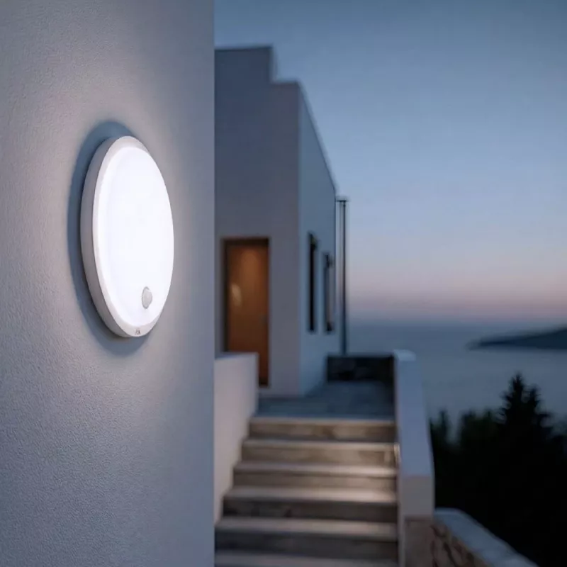 PIR-anduriga LED-lamp MACLEAN MCE525 W — väljas kasutatav liikumisanduriga LED-valgusti