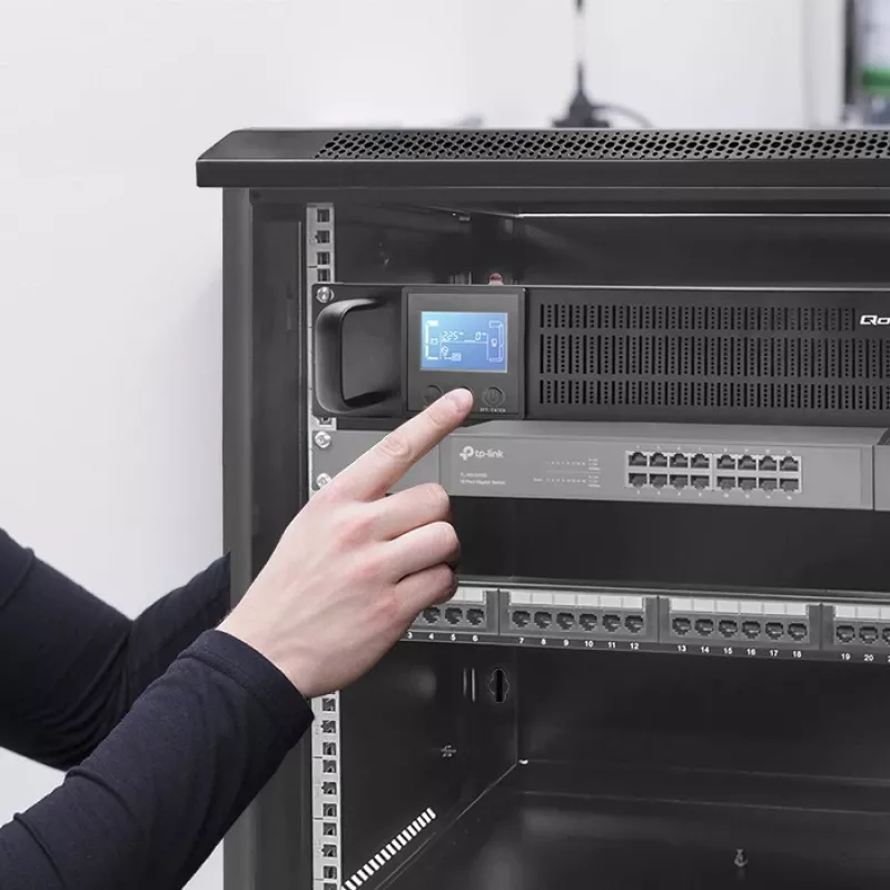 Qoltec 53945 RACK UPS 1kVA 800W võrgutoite katkematu toiteallikas (On-line, puhas siinuslaine, LCD, SNMP pesa)