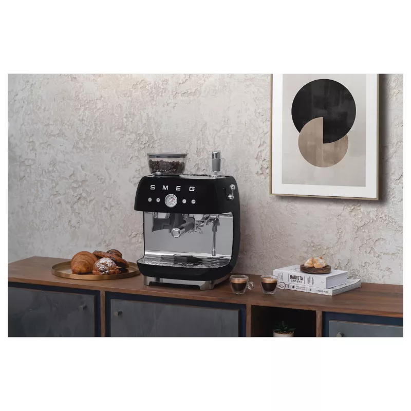 SMEG EGF03BLEU Espressomasin. Kaffeevollautomat 50s stiilis. must