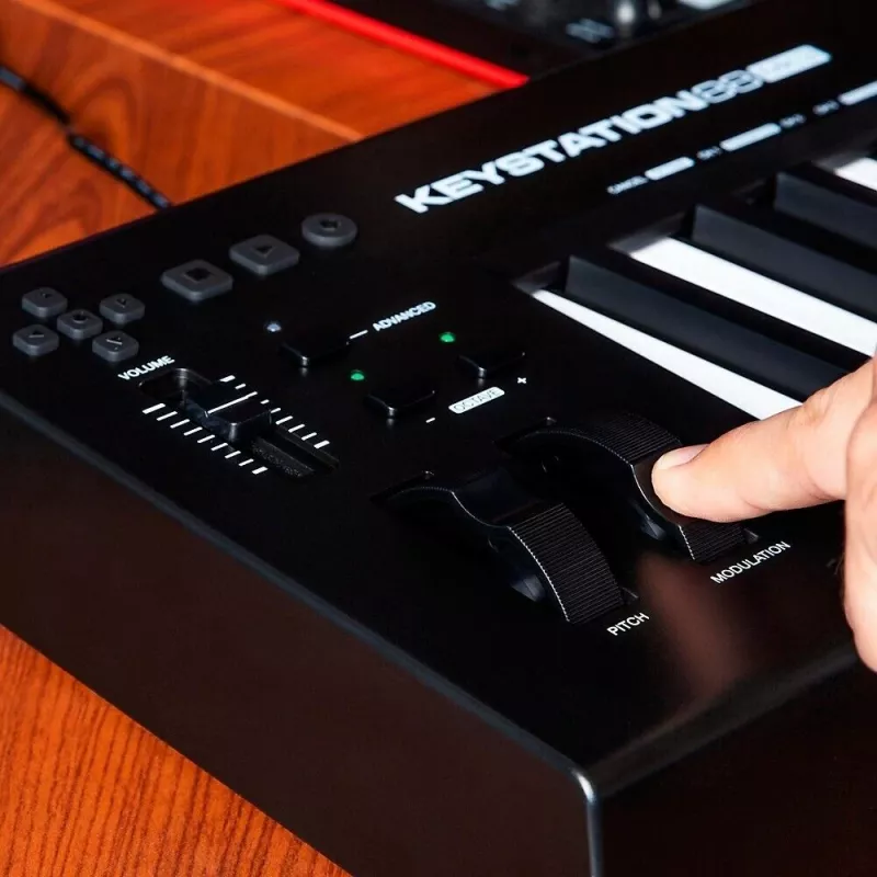 M-AUDIO Keystation 88 MK3 MIDI-klaviatuur 88 klahviga USB Must, Valge