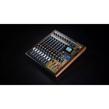Mikser Tascam Model 12 — 12‑kanaliline analoog-/digitaalmikser, 24‑bitine, 48 kHz, USB‑C, SD-kaart, Bluetooth 5.0