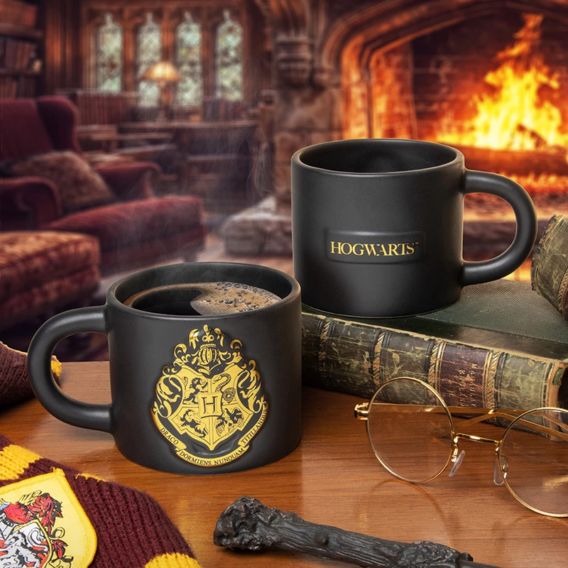 Keraamiline kruus Paladone Hogwarts Crest Embossed mug – reljeefne Sigatüüka vapi disain, standardne 330–400 ml maht