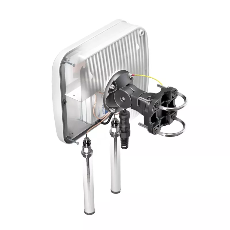 Suundantenn QuWireless QuMax A360M — suunatav PoE/LAN-antenn, 0,694–2,7 GHz sagedusalad, 4–6 dBi võimendus, vertikaalne polarisatsioon