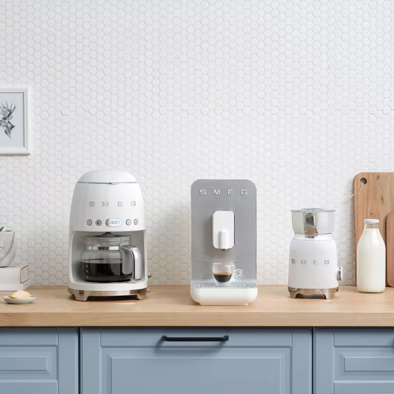 Tilkkohvimasin Smeg 1.4L DCF02WHEU Valge
