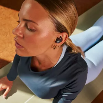 Kõrvaklappideta juhtmevaba peakomplekt Apple Powerbeats Fit — H1 kiip, IPX4 veekindlus, aktiivne mürasummutus, Dolby Atmos, USB‑C laadimisümbris, 30 h taasesitusaeg