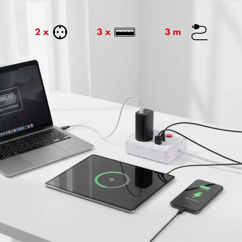 Pistikupesadega pikendusjuhe MACLEAN MCE388 W — 2 pistikupesa, 3×USB, 110–240 V, 2500 W, 3 m kaabel, valge