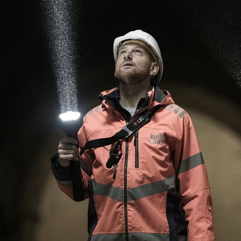 Käeshoitav taskulamp Ledlenser P21R Must laetav LED, 1000 lm, IP68, 32700 aku, 1100 m valgusvihk