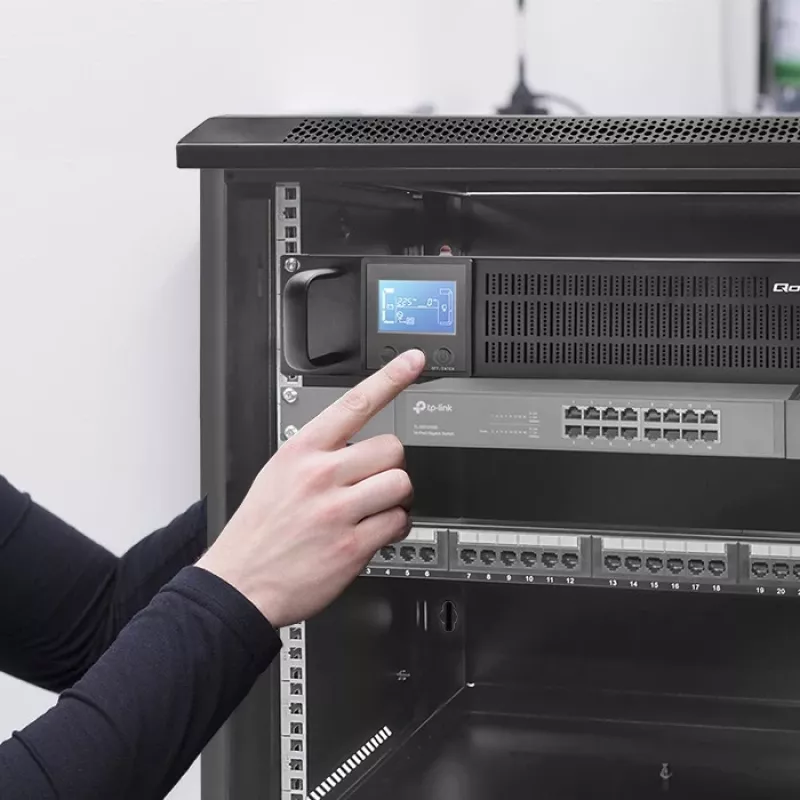 UPS QOLTEC 53946 Line Interactive 2 kVA katkematu toiteallikas