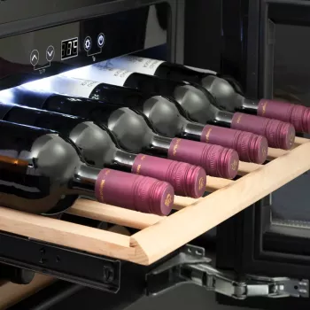 Sisseehitatav veinikapp Caso WineDeluxe E 18 — 18 pudelit, kõrgus 46 cm, must, energiaklass G