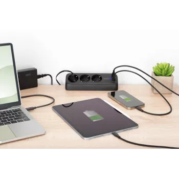 Pistikupesa DIGITUS 3-suunaline 2×USB-A ja 1×USB-C, 3 vahelduvvoolu pistikupesa tüüp E/F, 1,5 m kaabel, must