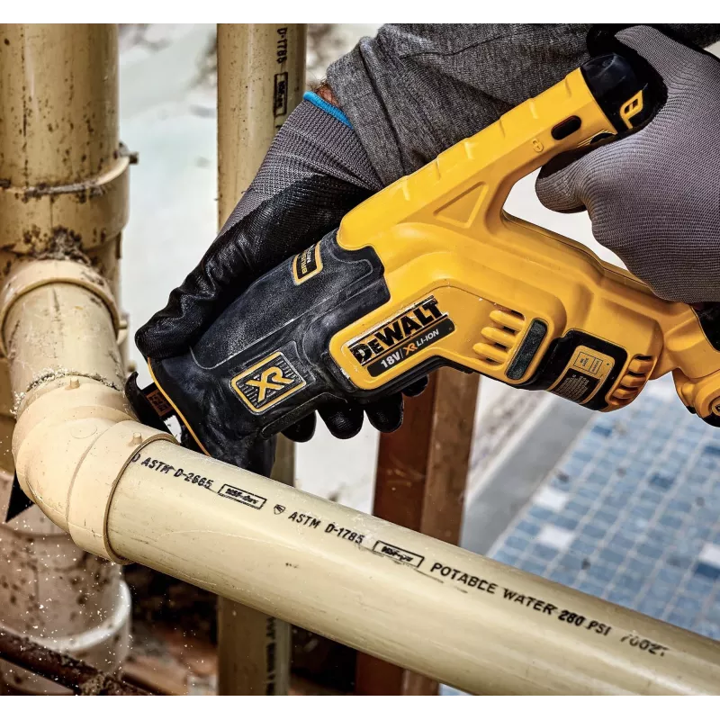 Tikksaag DeWalt DCS367N 18V, käigupikkus 2,86 cm, lõikesügavus puit 30 cm / metall 10 cm, kaal 2,3 kg
