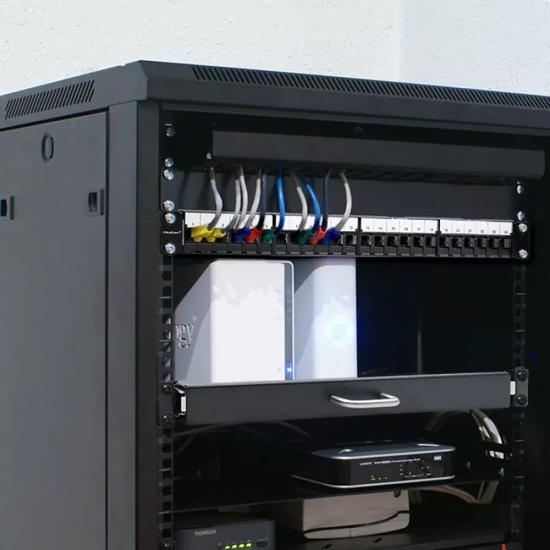 Qoltec 54516 19-tollise serverikapi paigutuspaneel, 24 porti, 1U, UTP, must
