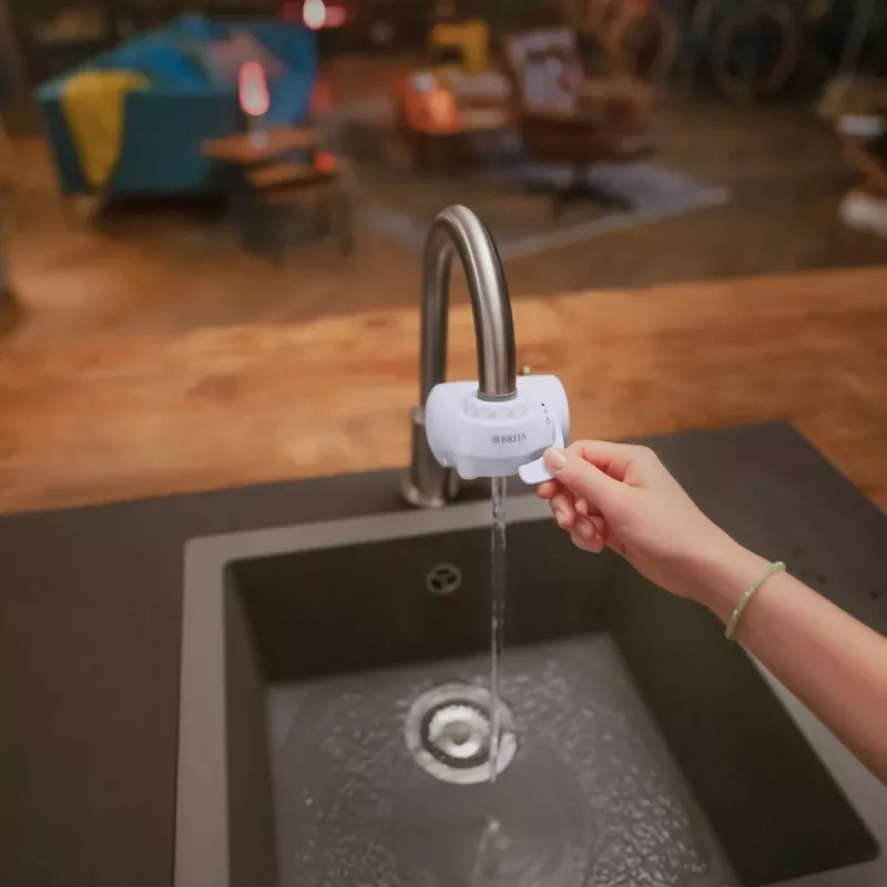 Kraaniveefilter BRITA ON TAP V CU CE2 (1052067) — 4-astmeline, 600 l mahutavus, 3 režiimi, 5 adapterit, valge