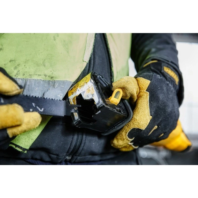 Kolbsaag DeWALT DWE305PK, 1100 W, käik 29 mm, max 2800 käiku/min, lõikesügavus puidul 280 mm, metallil 100 mm, kaal 3,5 kg