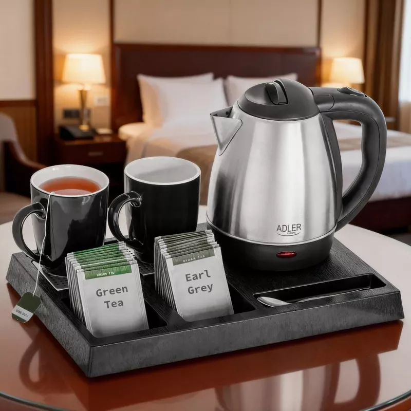 Adler AD 1354 Hotelliveekeetja roostevabast terasest 1,2 L + kandik tassidega must, teras