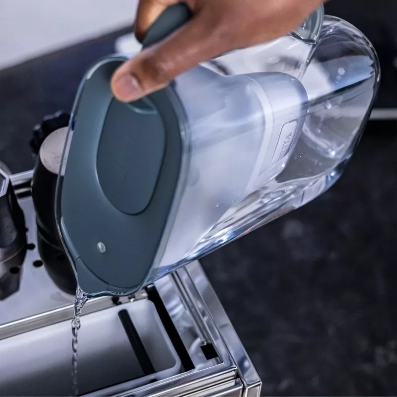 Veefiltrikann BRITA Style Essential 2.4 L Graphite — kann MAXTRA kassetiga, Smart Light, 1.4 L filtreeritud maht
