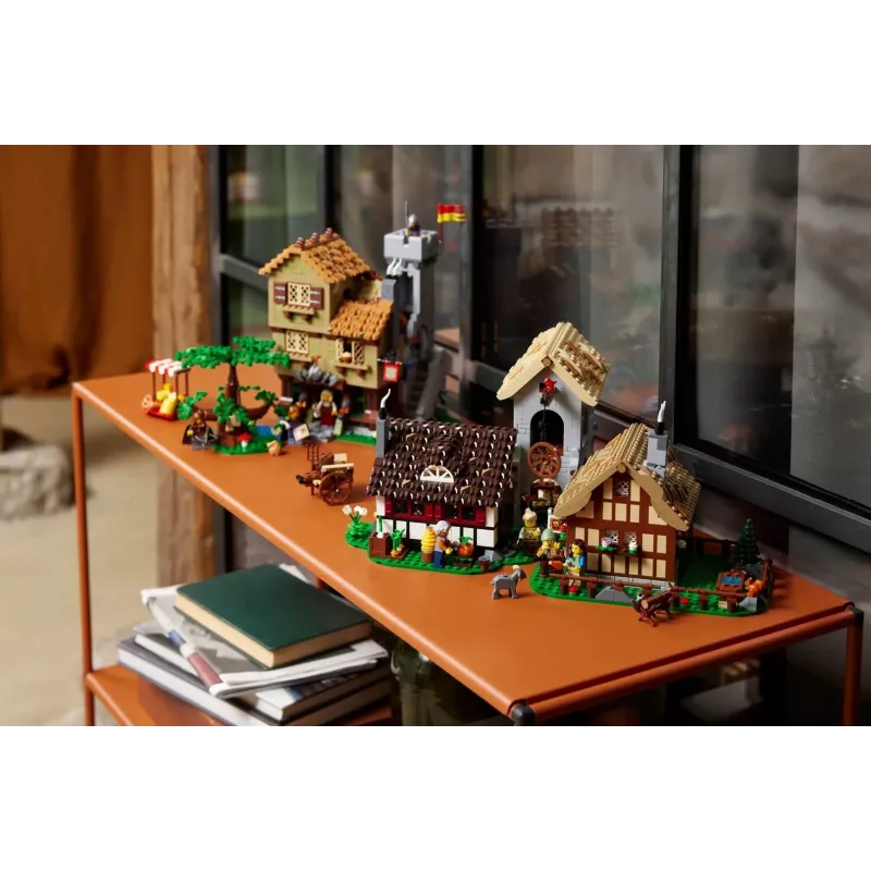 LEGO ICONS 10332 Medieval Town Square