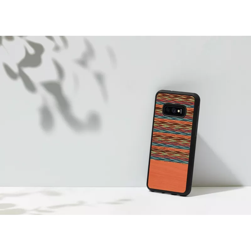 Nutitelefoni ümbris man and wood Samsung Galaxy S10e jaoks — pruun ruuduline musta äärisega