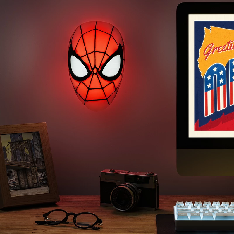 Lauavalgusti Paladone Spiderman Mask Light — Ämblikmehe maski kujundusega temaatiline LED-lamp, USB-toitega, kompaktne voodilamp