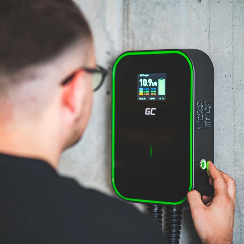 Elektrisõiduki laadimisjaam roheline Cell EV14 22 kW must alumiinium seinale