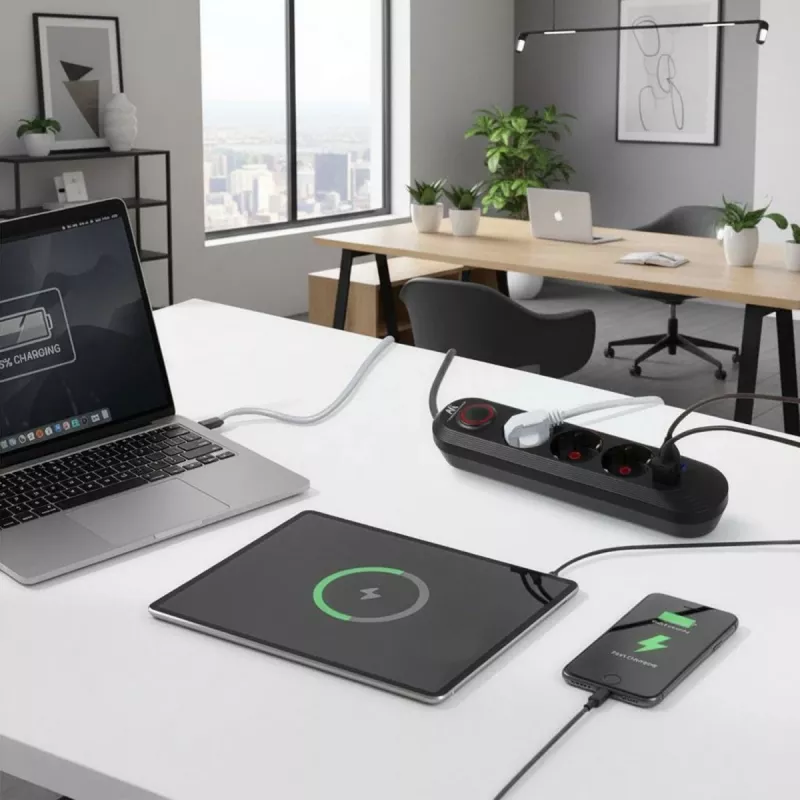 Pikendusjuhe MACLEAN MCE394 B — 3 pistikupesa + 3×USB A, 110–240V, 2,1A USB, 2500W, 1,5 m kaabel, must