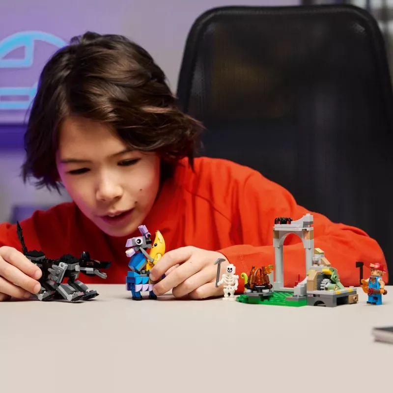 LEGO FORTNITE 77075 Peely & Sparkplug'i laager