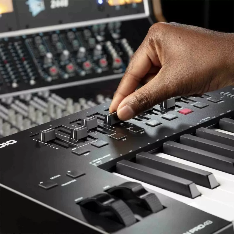 M-Audio Oxygen Pro 49 MIDI klaviatuurkontroller — 49 klahvi, 16 padja, 9 faderit, OLED-ekraan, USB, MIDI-väljund