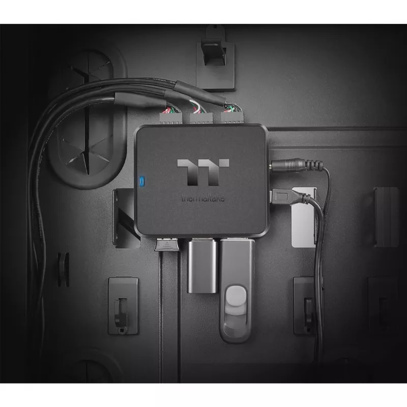Thermaltake H200 PLUS sisemine USB-jaotur – TT Premium Edition – jaotur – 3 x USB 2.0 + 3 x USB 2.0 (sisemine)