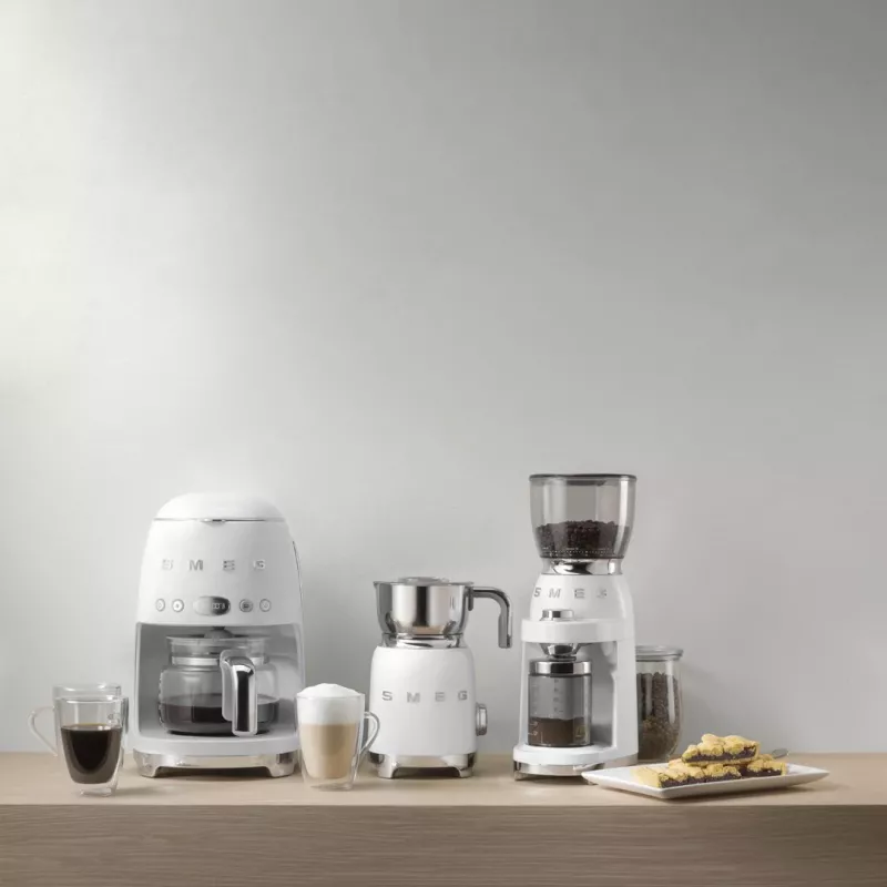 Tilkkohvimasin Smeg 1.4L DCF02WHEU Valge