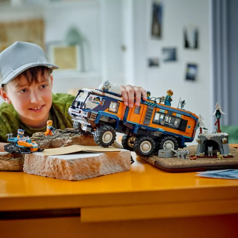 LEGO City Arctic Explorer Truck 60471 — 1064-osaline mängukomplekt 4 minifiguuriga, mobiilne labor, vanusele 8+
