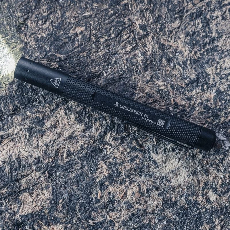 Pen flashlight Ledlenser P4 Must — kompaktne LED-pastakavalgusti, 180 lm, 90 m valgusvihk, AAA x2, IP54