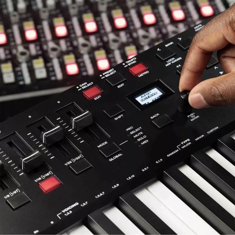 M-Audio Oxygen Pro 49 MIDI klaviatuurkontroller — 49 klahvi, 16 padja, 9 faderit, OLED-ekraan, USB, MIDI-väljund