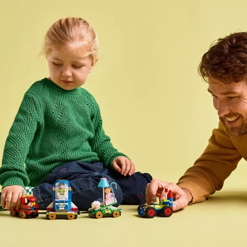 LEGO Disney Toy Story piduliku rongi ja RC-auto komplekt 43264 — 206 osa, 4 minifiguuri, vanusele 4+