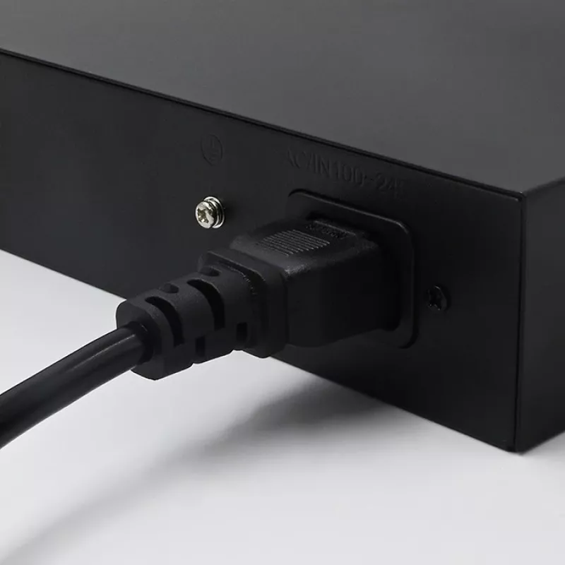Ethernet PoE lüliti QOLTEC 52289 — 4x RJ45 PoE porti, 2x RJ45 üleslinki, 65W võimsuseelarve