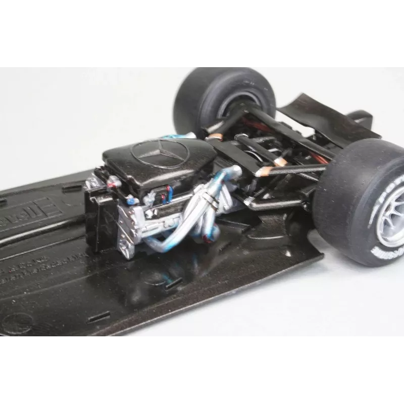 REVELL plastikmudel McLaren Mercedes MP4-25 Lewis Hamilton — 1:24 mõõtkavas komplekt