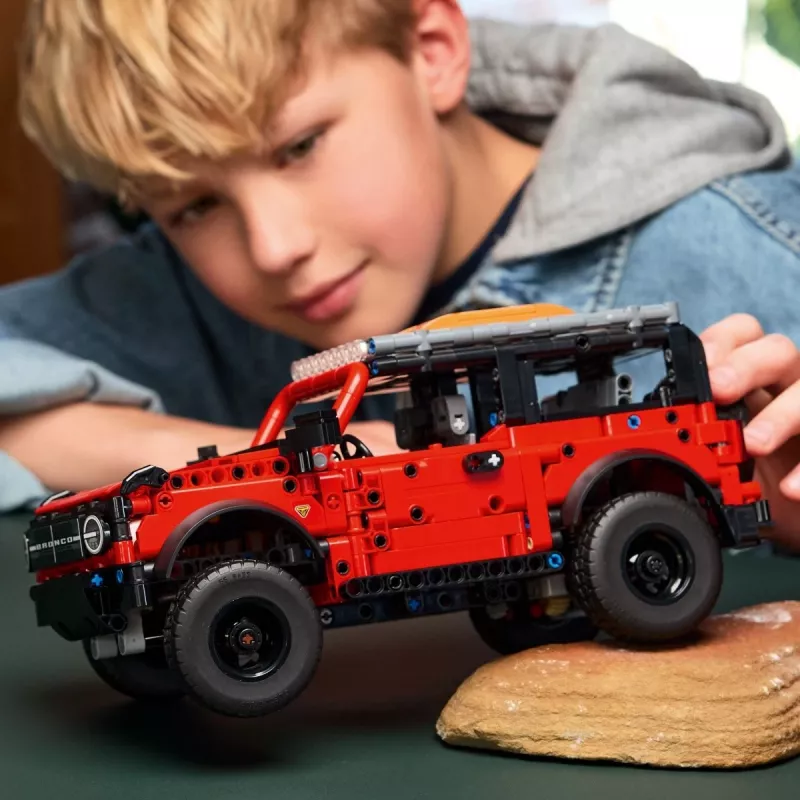 LEGO Technic konstruktsioonikomplekt Ford Bronco Off-Roader 4x4 mudel 42213 — 943 tükki, vanus 9+
