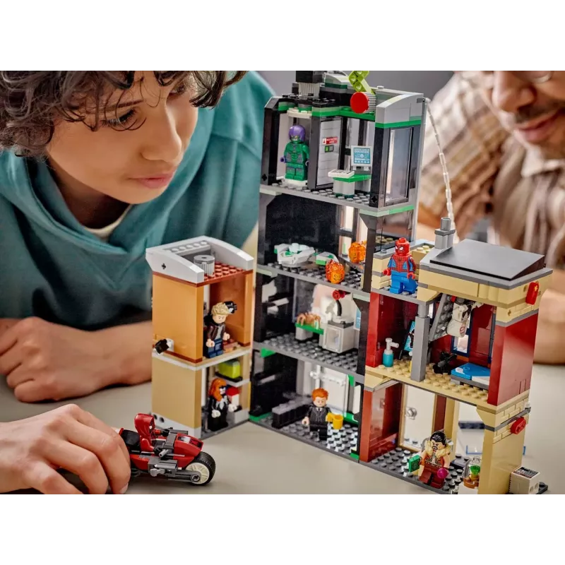 LEGO Marvel komplekt 76324 Spider-Man vs. Oscorp ehitusmänguasi, 808 detaili, 8 minifiguuri, vanusele 10+