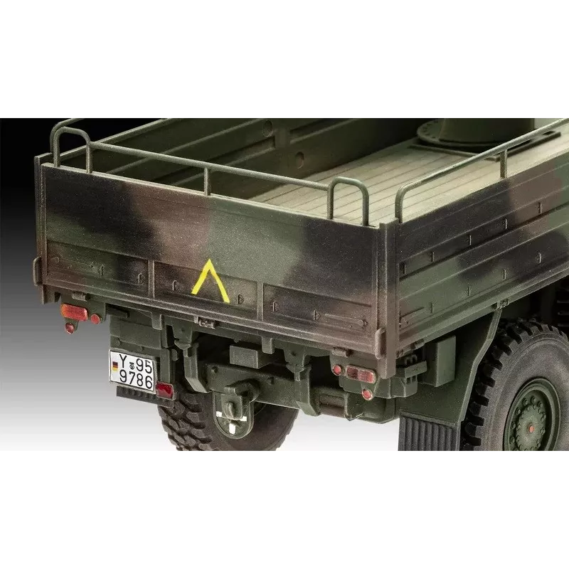 Plastikmudelikomplekt REVELL Man 10T Milgl 8x8 veoauto mõõtkavas 1/35
