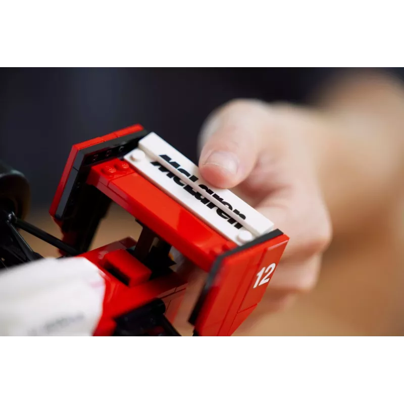 LEGO komplekt McLaren MP4/4 Ayrton Senna 10330 — LEGO ICONS mudelauto väljapanek
