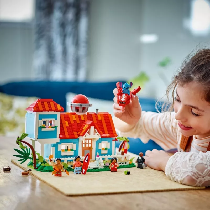 LEGO komplekt Disney 43268 rannamaja — modulaarne majaehitus, 834 tk, 5 minifiguuri, vanus 9+