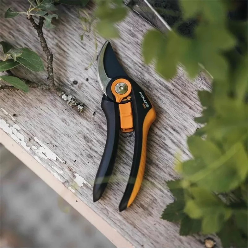 Fiskars Plus SmartFit P541 aia möödaviigulõikurid must/oranž